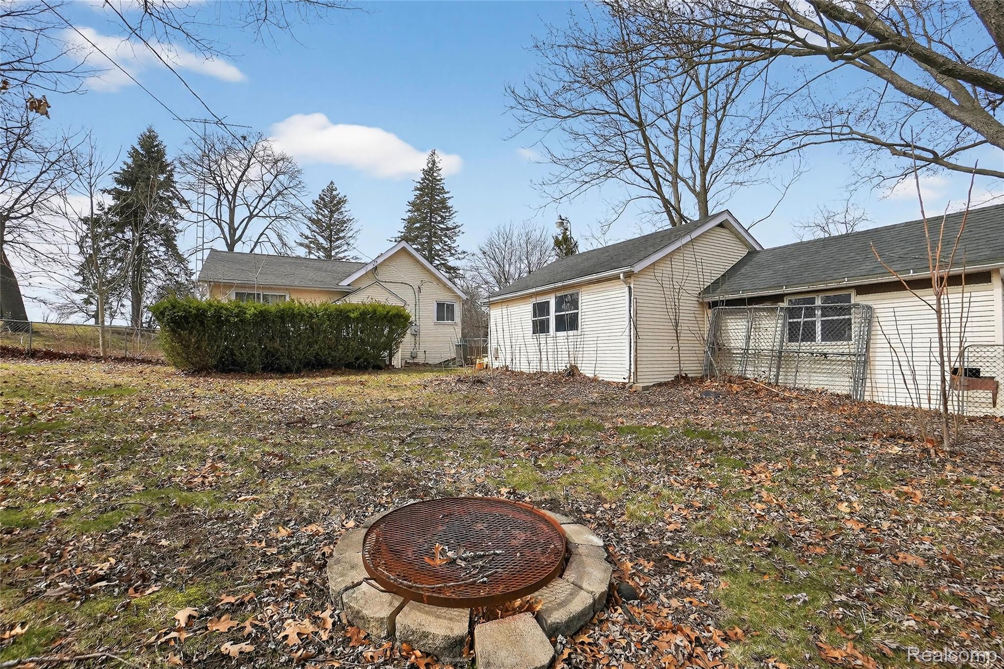 13343 Fenton Road Fenton, MI 48430 - Photo 2 of 45 33-13343-Fenton-Rd-Fenton-MI-48430-WindowStill.jpg