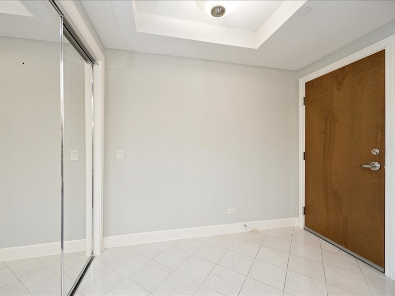 10 East Burlington Street, Unit 2J Riverside, IL 60546 - Photo 5 of 36