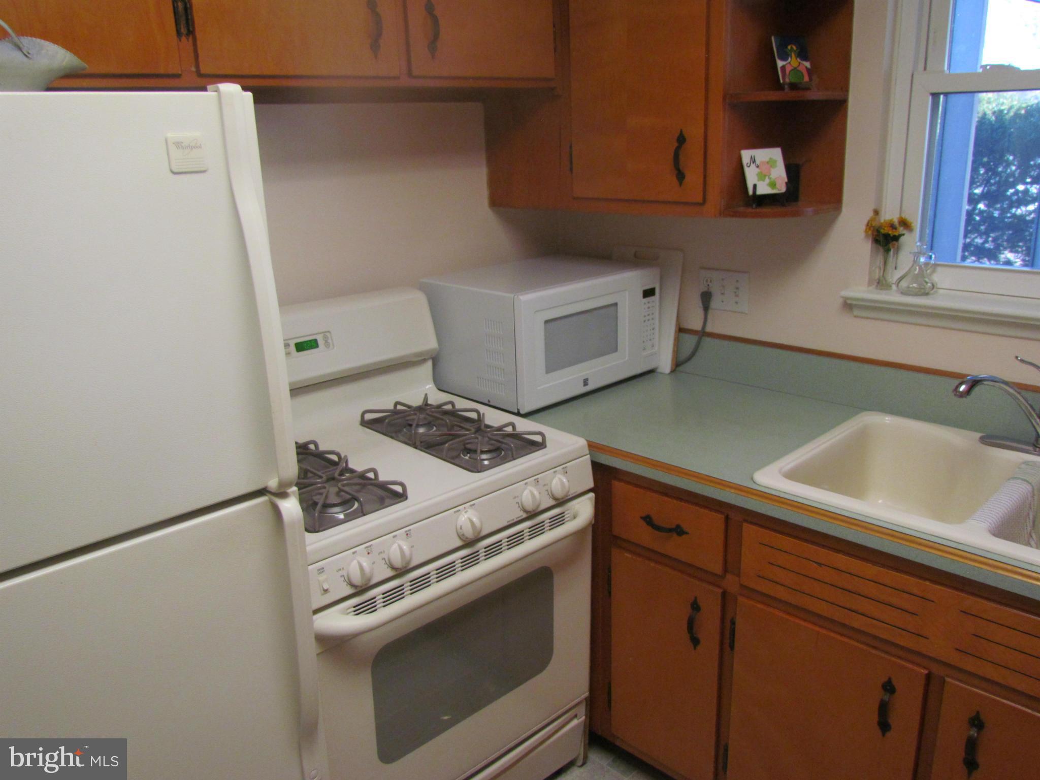 5208 Columbia Road Springfield, VA 22151 - Photo 7 of 22 Stove and Refrigerator Convey