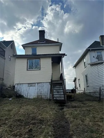 a view of a house with backyard
