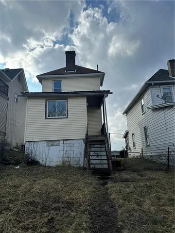 a view of a house with backyard