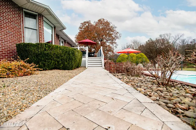 $985,000 | 5518 West Beaver Creek Drive, Powell, TN 37849