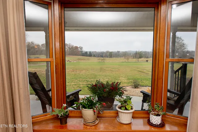 $985,000 | 5518 West Beaver Creek Drive, Powell, TN 37849