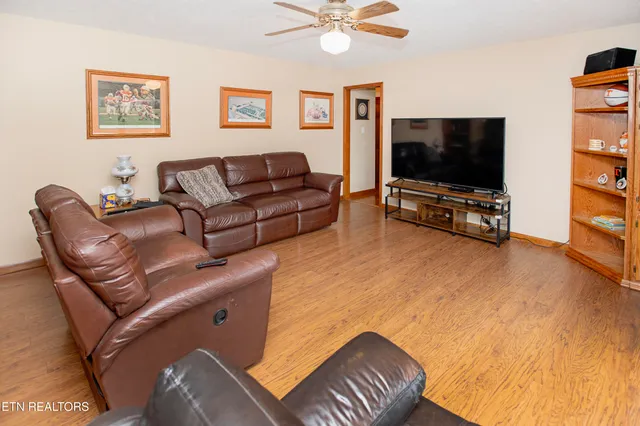 $985,000 | 5518 West Beaver Creek Drive, Powell, TN 37849