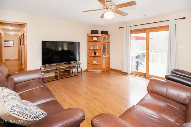 $985,000 | 5518 West Beaver Creek Drive, Powell, TN 37849