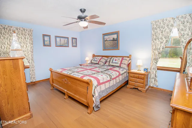 $985,000 | 5518 West Beaver Creek Drive, Powell, TN 37849