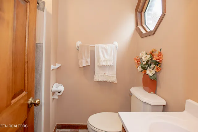 $985,000 | 5518 West Beaver Creek Drive, Powell, TN 37849