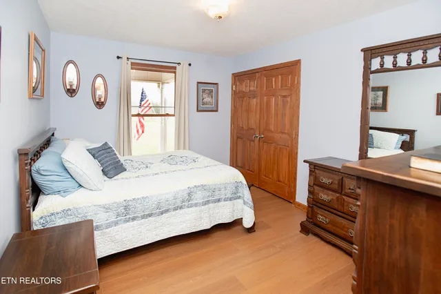 $985,000 | 5518 West Beaver Creek Drive, Powell, TN 37849