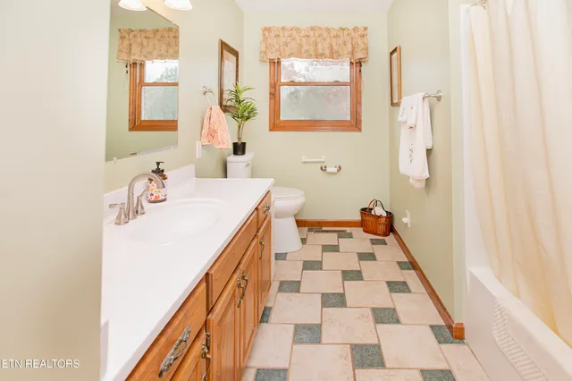 $985,000 | 5518 West Beaver Creek Drive, Powell, TN 37849