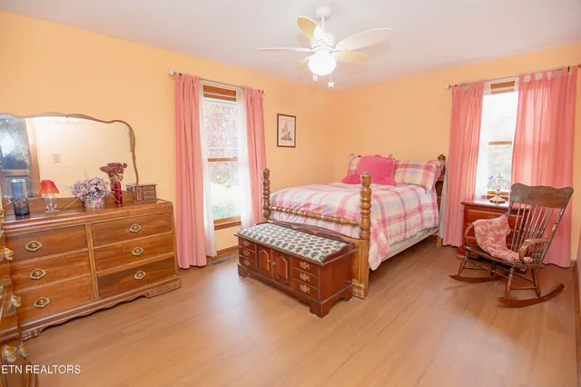 $985,000 | 5518 West Beaver Creek Drive, Powell, TN 37849