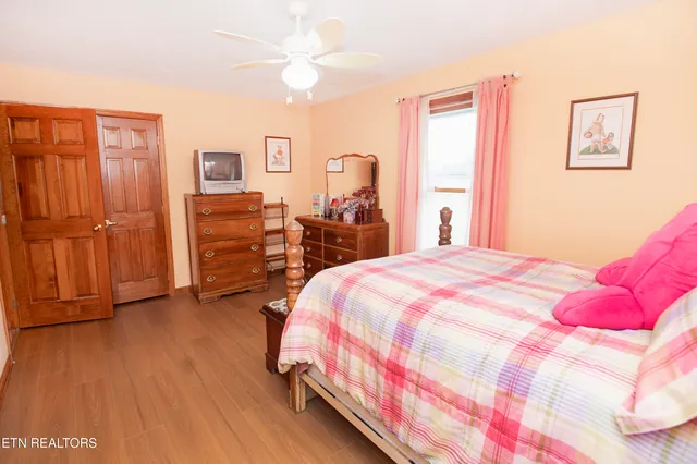 $985,000 | 5518 West Beaver Creek Drive, Powell, TN 37849