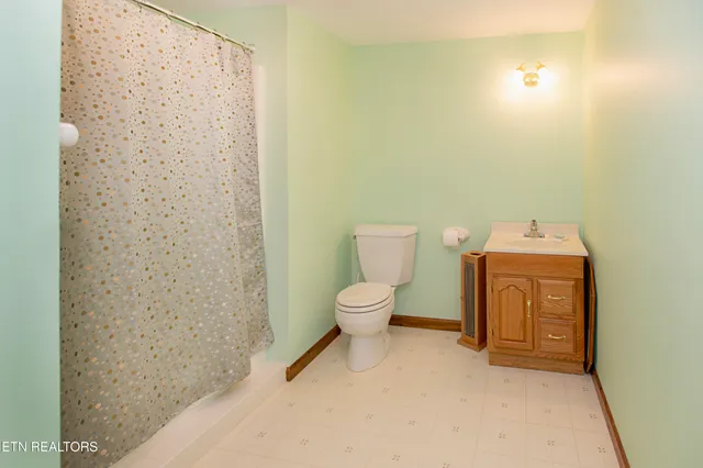 $985,000 | 5518 West Beaver Creek Drive, Powell, TN 37849