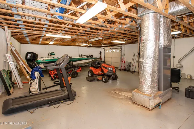 $985,000 | 5518 West Beaver Creek Drive, Powell, TN 37849