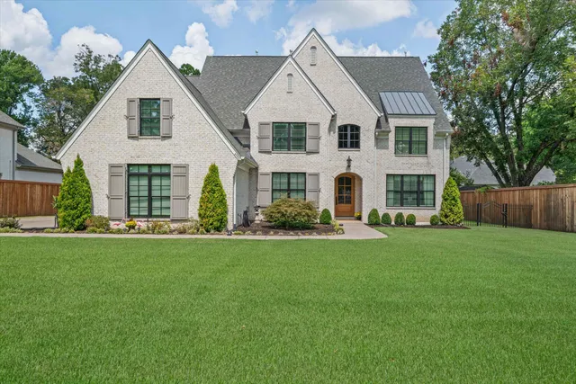 a view of a house with backyard