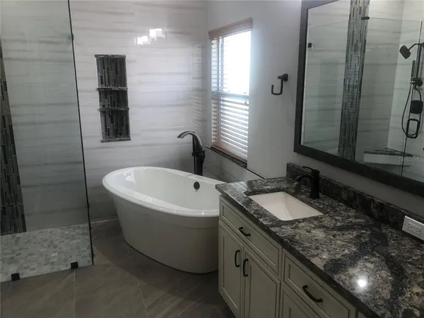 $2,900 | 5120 Highbury Circle, Sarasota, FL 34238