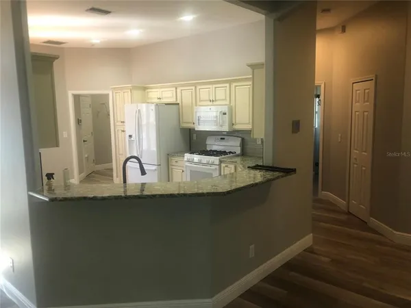 $2,900 | 5120 Highbury Circle, Sarasota, FL 34238