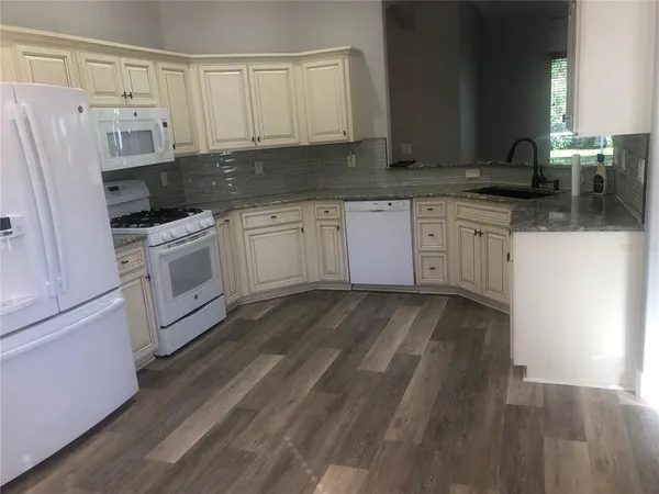 $2,900 | 5120 Highbury Circle, Sarasota, FL 34238