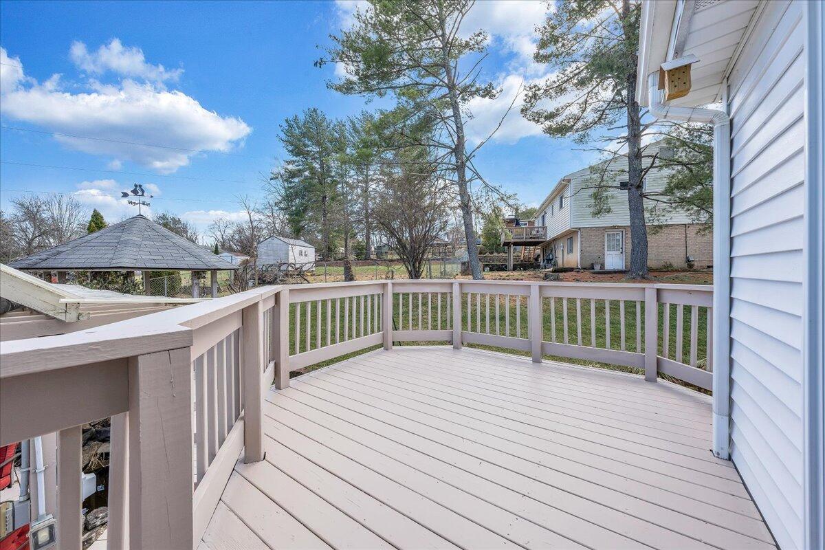 3946 Vauxhall Road Roanoke, VA 24018 - Photo 3 of 7 Upper Deck
