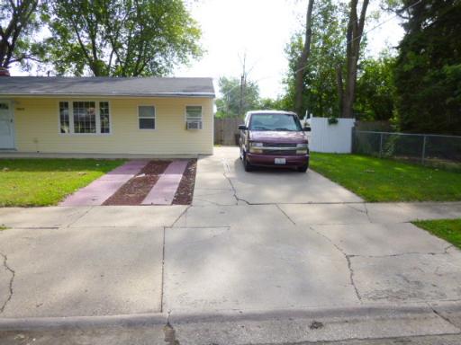 15423 Maple Lane Markham, IL 60428 - Photo 4 of 16 a house view with a backyard space