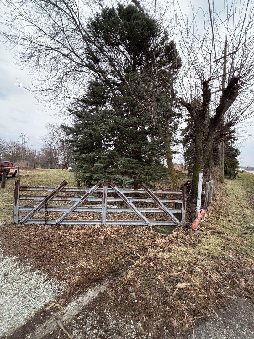 25241 South Will Center Road Monee, IL 60449 - Photo 9 of 17 a view of a yard with wooden fence