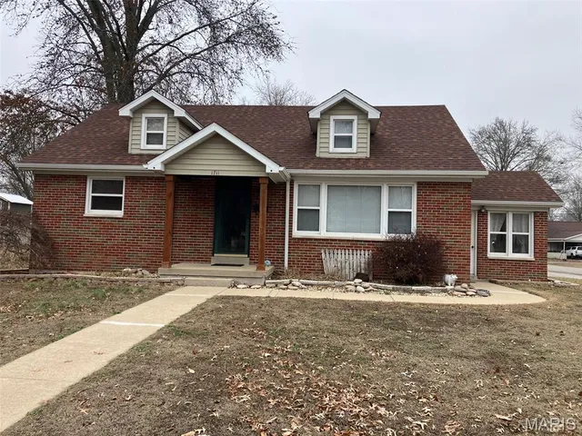 $189,900 | 1711 Livingston Street, Carlyle, IL 62231