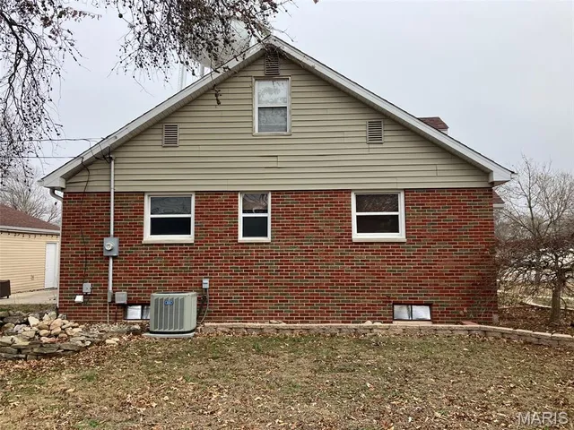 $189,900 | 1711 Livingston Street, Carlyle, IL 62231