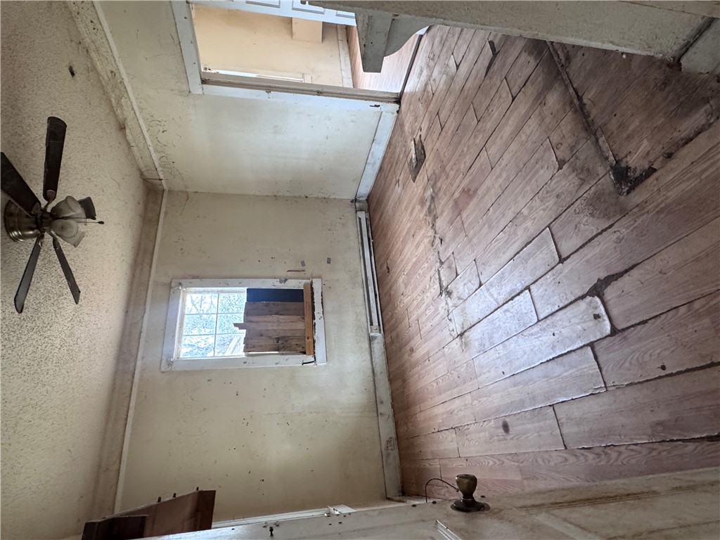 32 Ames Street Seneca, SC 29678 - Photo 3 of 14 This interior space showcases natural light and wood flooring.
