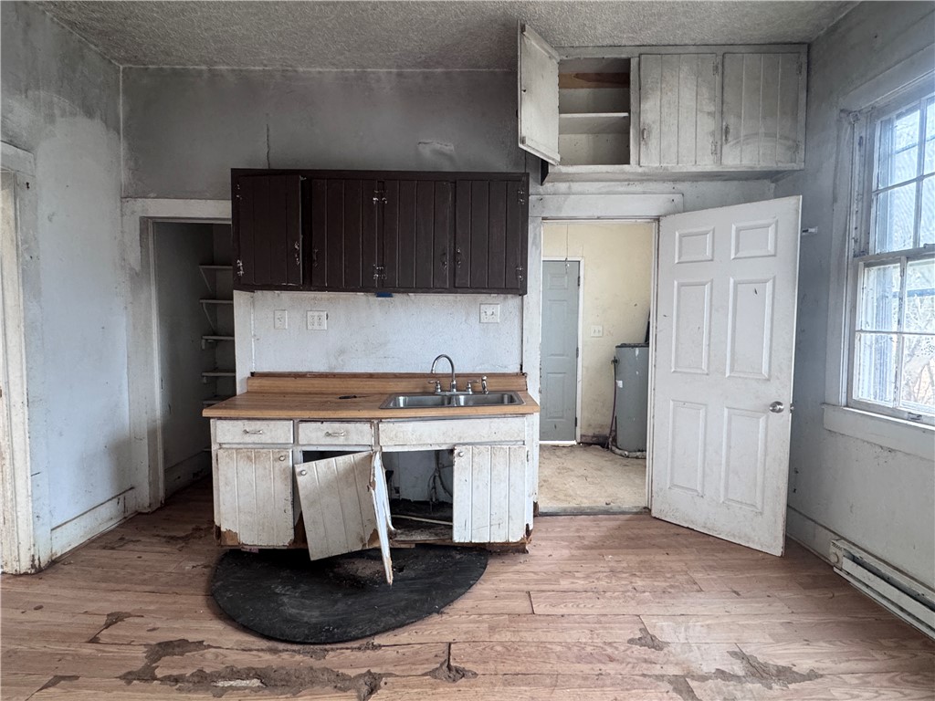 32 Ames Street Seneca, SC 29678 - Photo 5 of 14 This kitchen presents an opportunity for a complete renovation, awaiting your personalized touch.