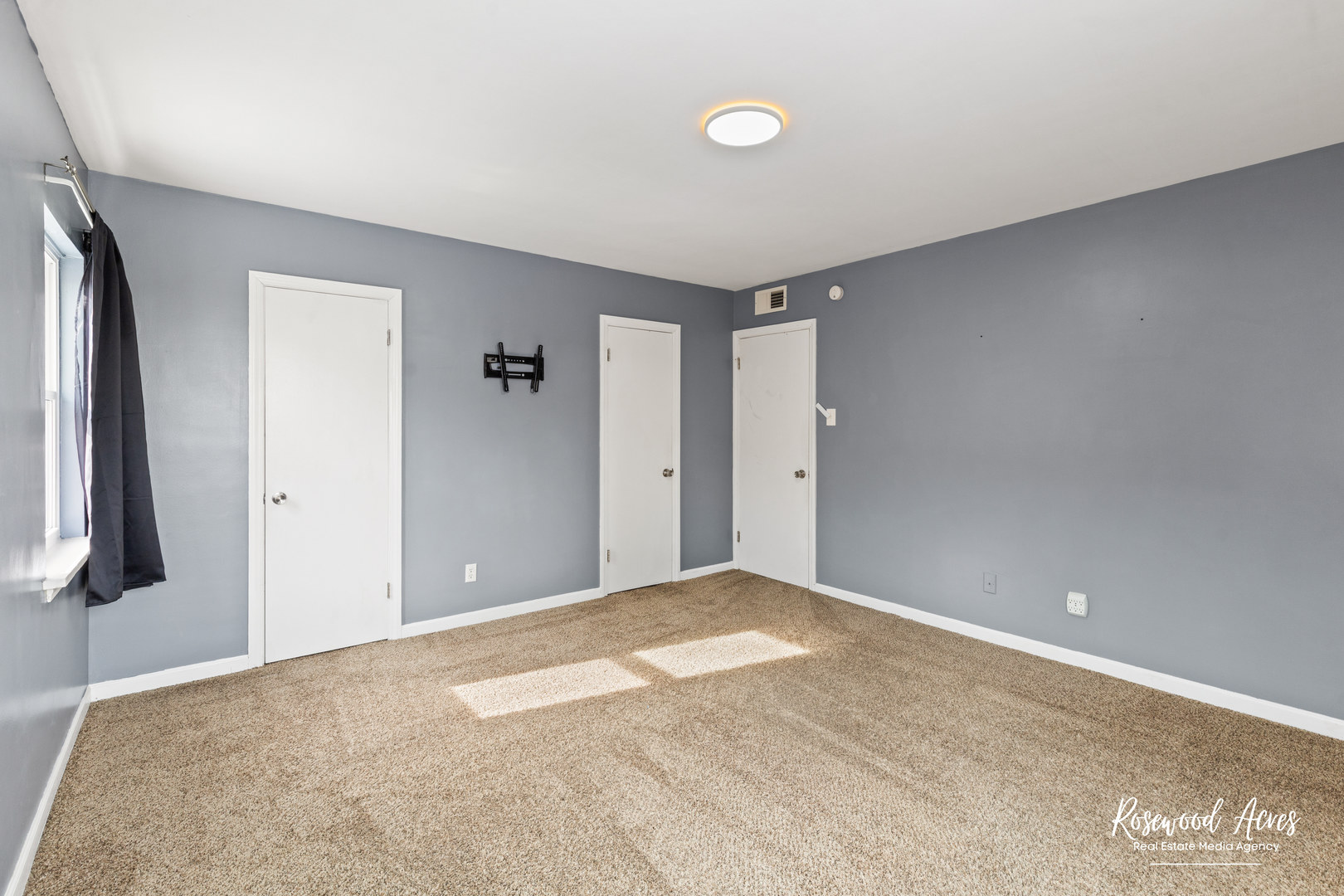 580 Enos Avenue Kankakee, IL 60901 - Photo 14 of 22 a view of a big room with closet and wooden floor