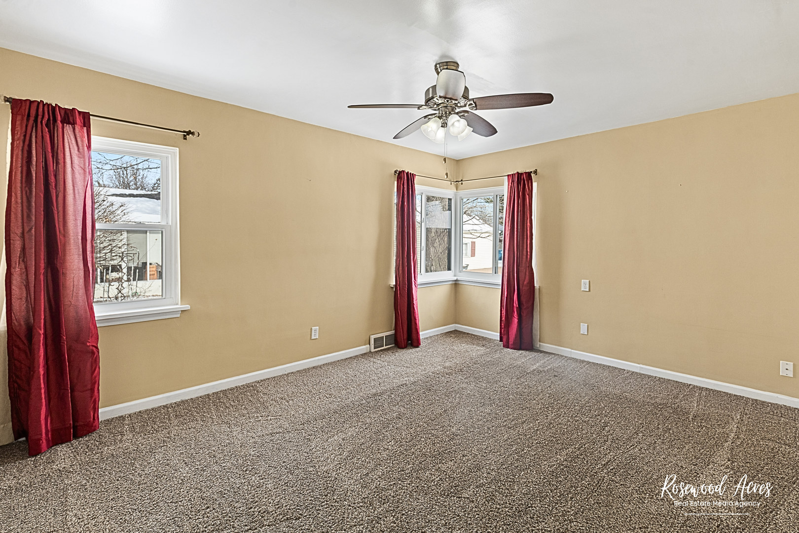 580 Enos Avenue Kankakee, IL 60901 - Photo 16 of 22 a view of an empty room with a window