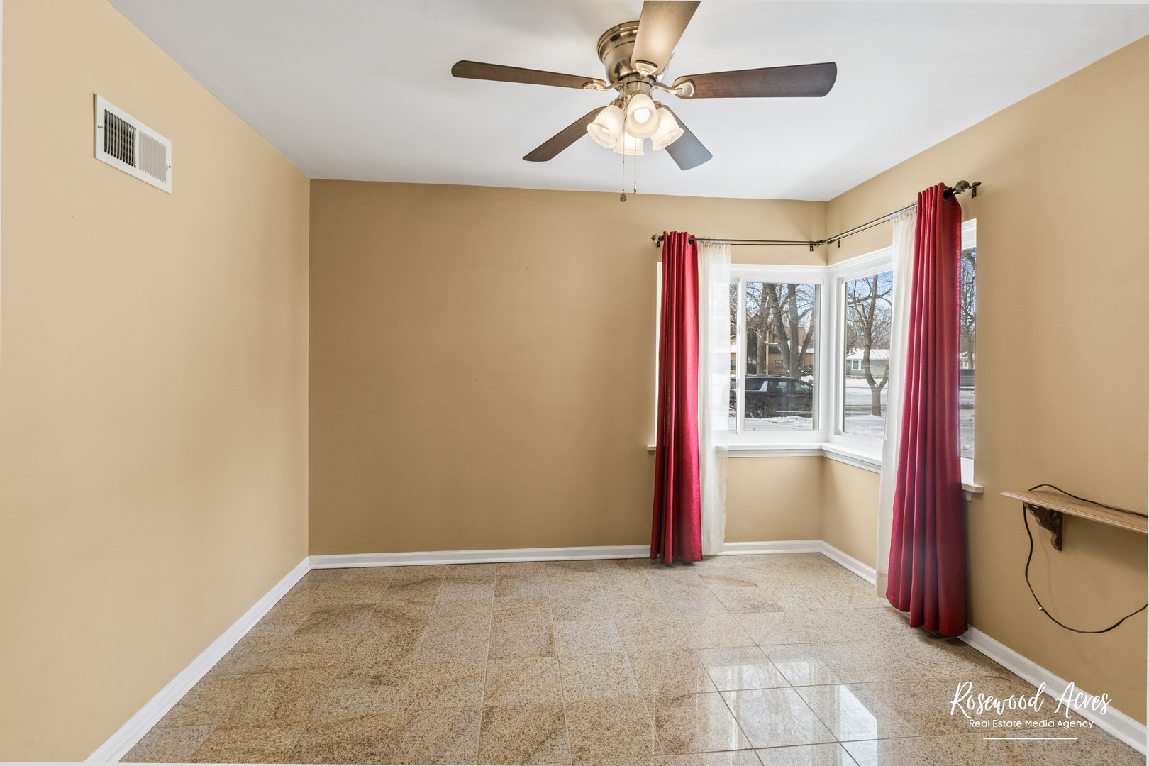580 Enos Avenue Kankakee, IL 60901 - Photo 8 of 22 a view of an empty room with a window