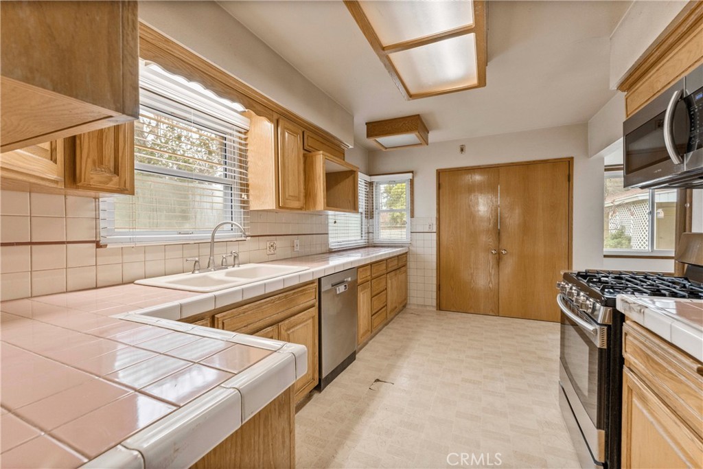 4061 Maplewood Place Riverside, CA 92506 - Photo 5 of 19