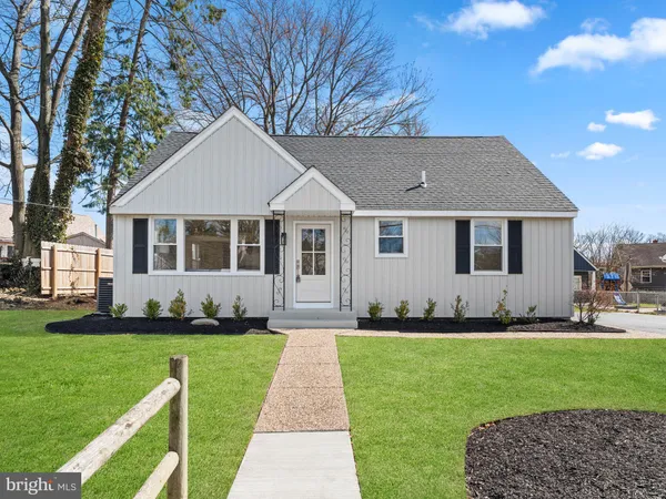 $469,900 | 300 West Holly Avenue, Oaklyn, NJ 08107