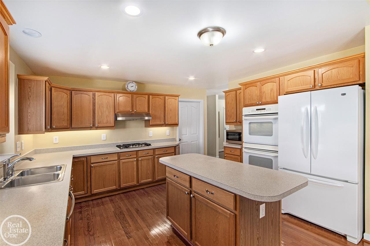 22661 Brantingham Road Macomb, MI 48044 - Photo 3 of 41 50038051-2.JPG