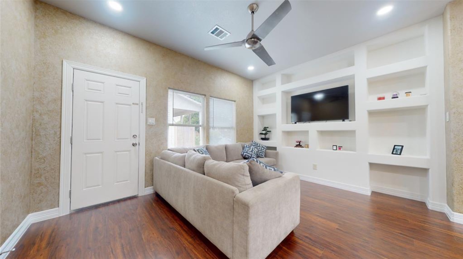 426 Middle Street Houston, TX 77003 - Photo 20 of 38 a living room with furniture and a flat screen tv
