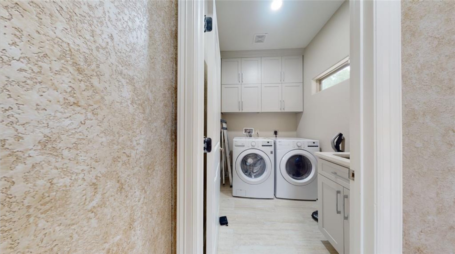 426 Middle Street Houston, TX 77003 - Photo 6 of 38 a utility room with dryer and washer