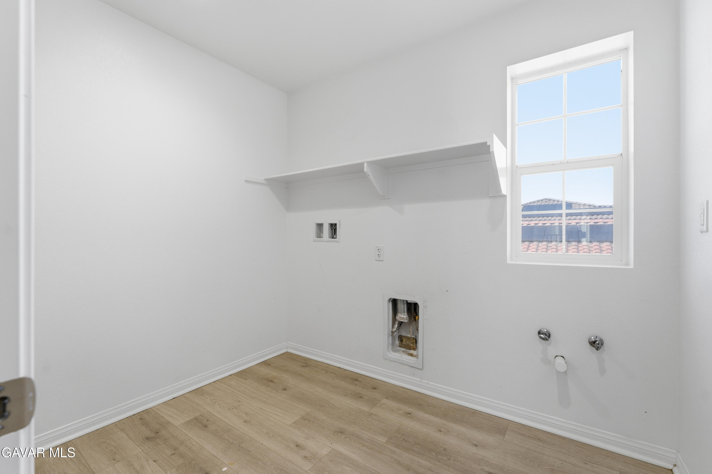 43869 Hampton Street Lancaster, CA 93536 - Photo 10 of 20 an empty room with windows