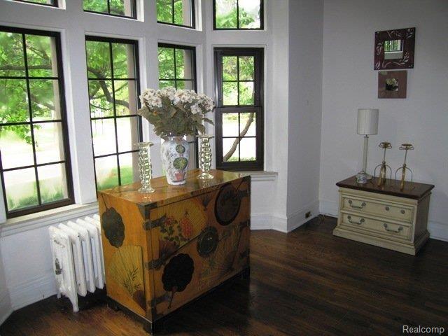 592 Cadieux Road Grosse Pointe, MI 48230 - Photo 9 of 22 Living Room