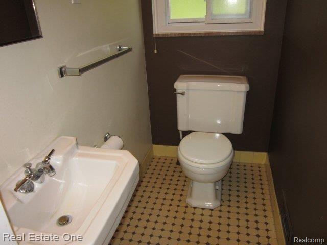 32567 Haverford Road Franklin, MI 48025 - Photo 23 of 35 half bath.JPG