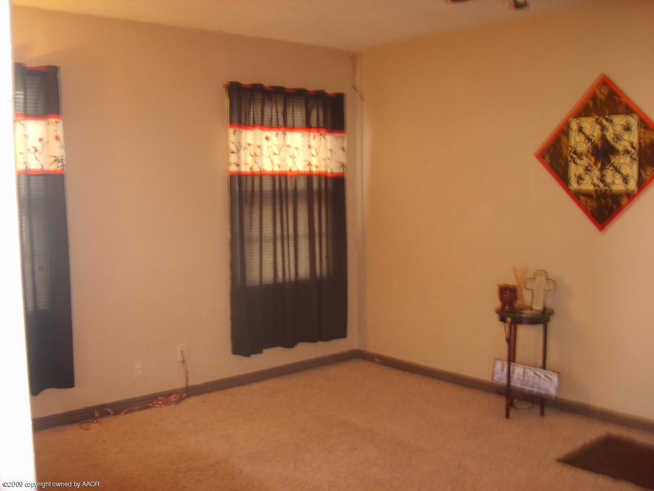 4011 South Jackson Street Amarillo, TX 79110 - Photo 3 of 10 an empty room with windows