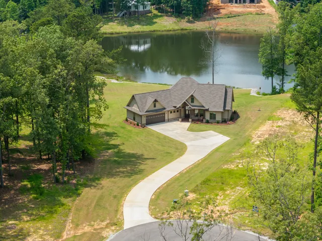$895,000 | 185 Stately Oak Drive, Huntingdon, TN 38344