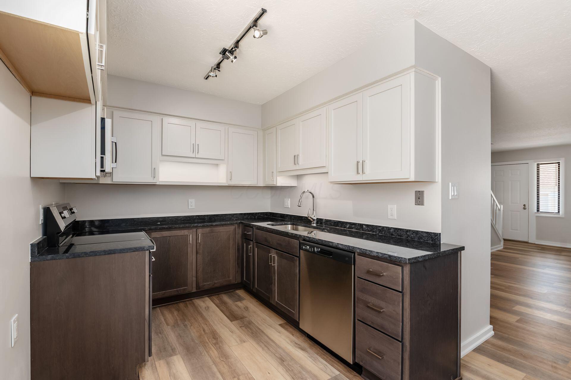 410 Edinburgh Road, Unit 410 Dublin, OH 43017 - Photo 9 of 22 Remodeled Kitchen