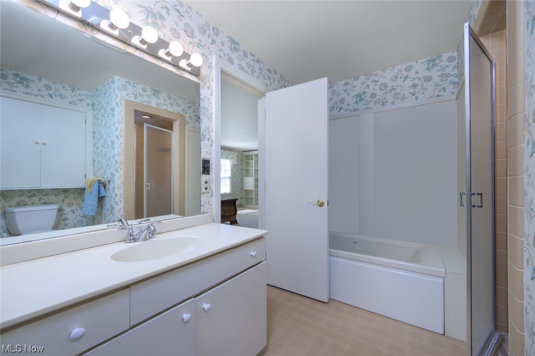 3030 Roundwood Road Hunting Valley, OH 44022 - Photo 26 of 35 En suite bath, shower with additional closets and vanity area