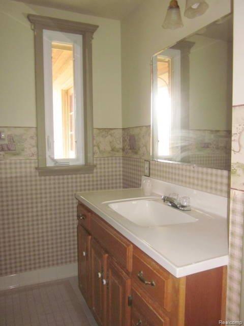 6327 Hayner Road Fowlerville, MI 48836 - Photo 13 of 19 13 Main Bathroom.JPG