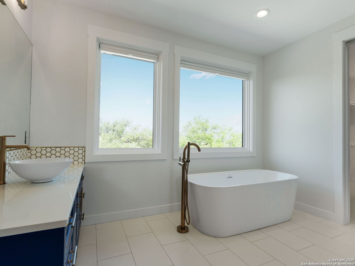 862 Grape Creek Road Fredericksburg, TX 78624 - Photo 71 of 90 a view of a bathtub in a bathroom