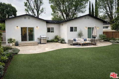 $5,200 | 7013 Andasol Avenue, Van Nuys, CA 91406