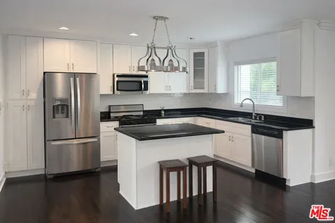 $5,200 | 7013 Andasol Avenue, Van Nuys, CA 91406