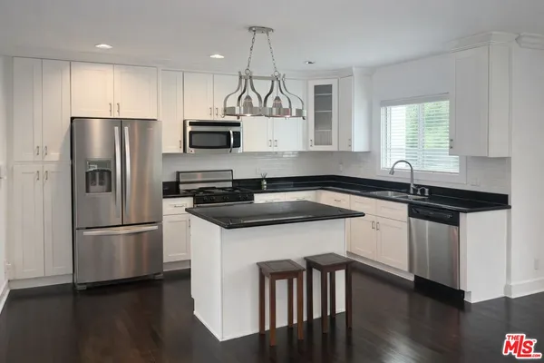 $5,200 | 7013 Andasol Avenue, Van Nuys, CA 91406