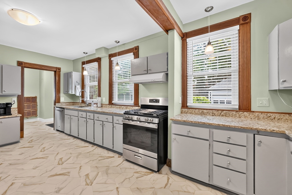 36 Spruceland Avenue Springfield, MA 01108 - Photo 8 of 42