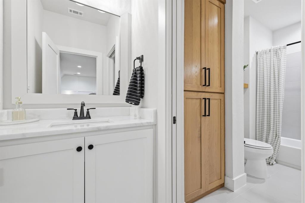 122 Ozro Road Venus, TX 76084 - Photo 33 of 40 Upstairs Full bathroom with split sinks